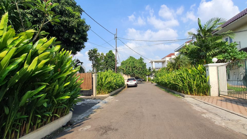 Rumah Siap Huni Dalam Cluster Dengan Halam Luas Dan Kolam Renang Di Cipete, Jakarta Selatan