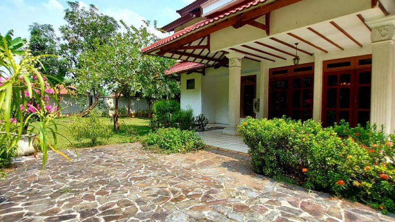 Rumah di Paso, Jagakarsa, Hadap Timur, Lingkungan Tenang, Private Pool, 6 bedrooms, SHM