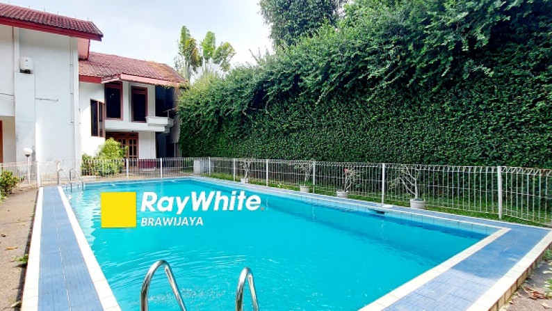 Rumah di Paso, Jagakarsa, Hadap Timur, Lingkungan Tenang, Private Pool, 6 bedrooms, SHM