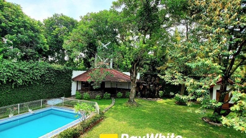 Rumah di Paso, Jagakarsa, Hadap Timur, Lingkungan Tenang, Private Pool, 6 bedrooms, SHM