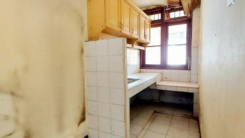 Rumah Tua di Kompleks Graha Cinere, Hitung Tanah Saja, Hadap Selatan, SHM