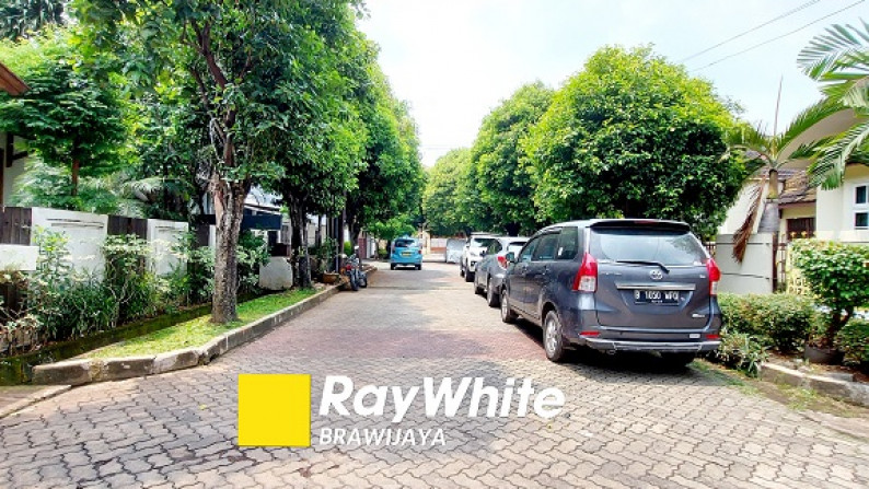 Rumah di Pejaten Barat, Jakarta Selatan, Dalam Kompleks, Hadap Timur, SHM