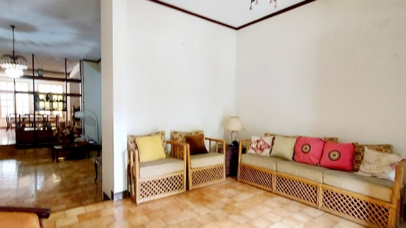 Rumah di Pejaten Barat, Jakarta Selatan, Dalam Kompleks, Hadap Timur, SHM
