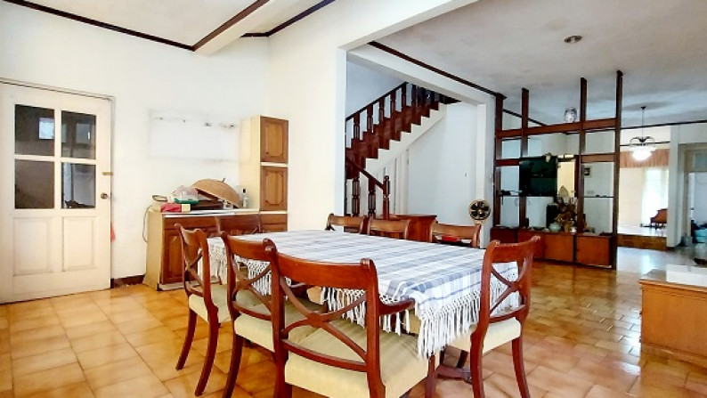 Rumah di Pejaten Barat, Jakarta Selatan, Dalam Kompleks, Hadap Timur, SHM