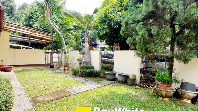 Rumah di Pejaten Mas, Jakarta Selatan, Dalam Kompleks, Hadap Timur, SHM