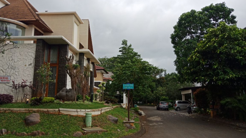 Di Jual Rumah Private Pool dan siap huni di Taman Senayan Bintaro Jaya Sektor 9 Tangerang Selatan