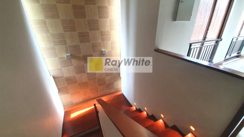 Rumah dalam private town house di Kemang