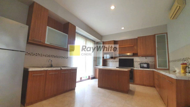 Rumah dalam private town house di Kemang