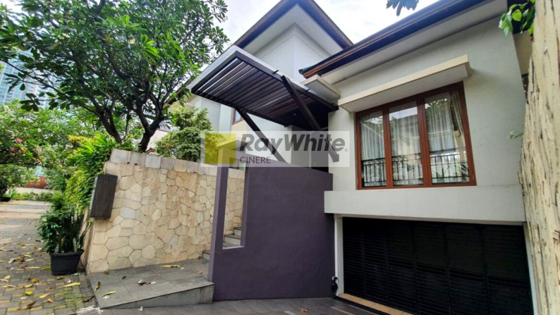 Rumah dalam private town house di Kemang