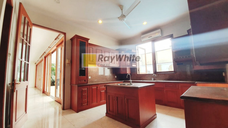 Rumah dalam private town house di Kemang