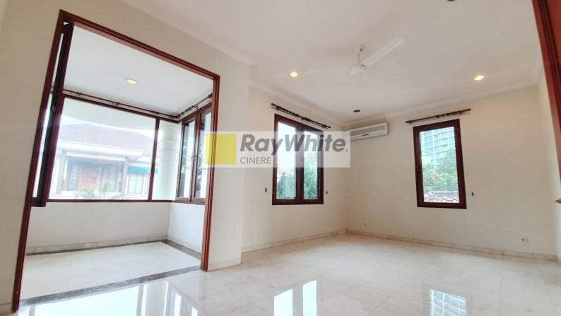 Rumah dalam private town house di Kemang