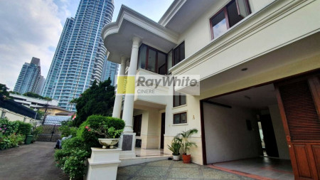 Rumah dalam private town house di Kemang