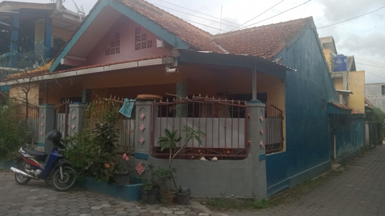 RUMAH KOST 13KAMAR TIDUR, DI TIMUR GEMBIRALOKA, GANG BIMA