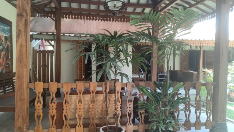 RUMAH +FURNITURE DENGAN DESAIN RUMAH JOGLO YANG CANTIK DI BANGUNHARJO