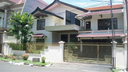 Jual Rumah 2 Lantai, Bagus + Terawat, Lingkungan Elite, Row Jalan depan Lebar, Siap Huni, Bisa untuk Rumah Tinggal/Kantor