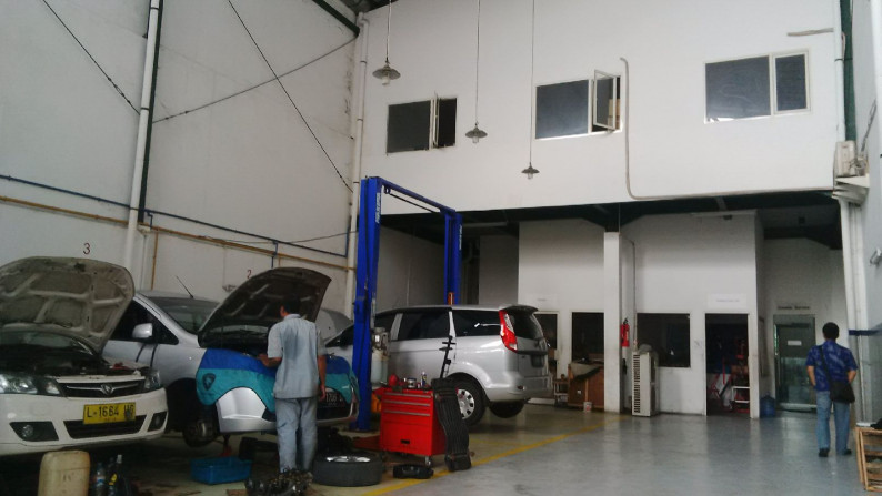 Dijual Gedung Showroom di Baratajaya