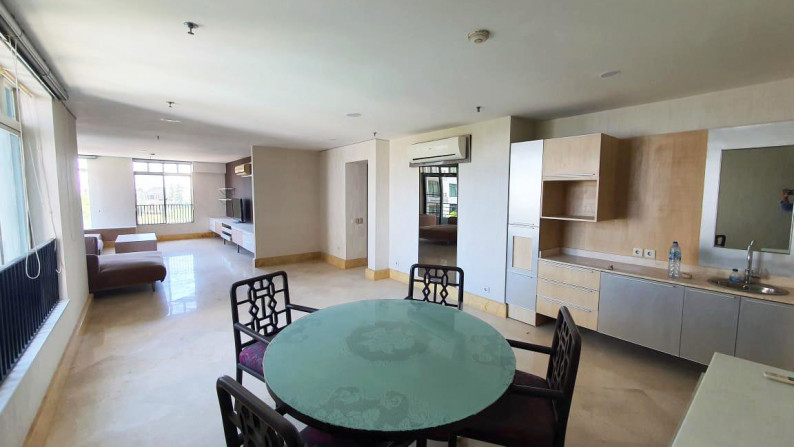 Apartemen di Graha Family Regency, Full Furnish, View Pool & View City, Lokasi Strategis, Kawasan Elite, Siap Huni - TAN -