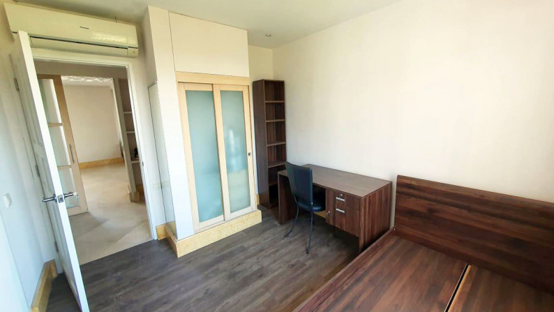 Apartemen di Graha Family Regency, Full Furnish, View Pool & View City, Lokasi Strategis, Kawasan Elite, Siap Huni - TAN -