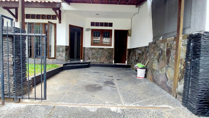 Rumah di Bumi Karang Indah, Lebak Bulus, Jakarta Selatan, Ada taman depan, Semi Furnished, 3 BR