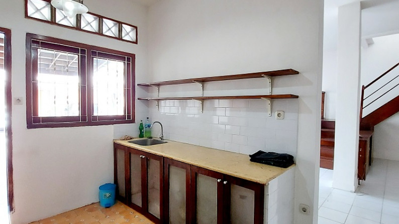 Rumah di Bumi Karang Indah, Lebak Bulus, Jakarta Selatan, Ada taman depan, Semi Furnished, 3 BR