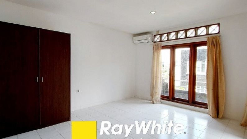 Rumah di Bumi Karang Indah, Lebak Bulus, Jakarta Selatan, Ada taman depan, Semi Furnished, 3 BR