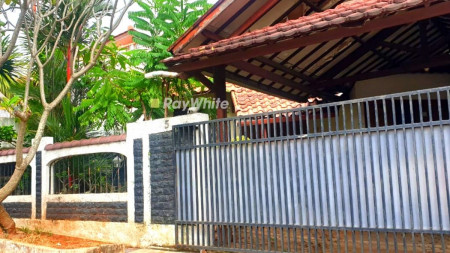 Rumah dengan Taman dan suasana Asri di Puri Cinere