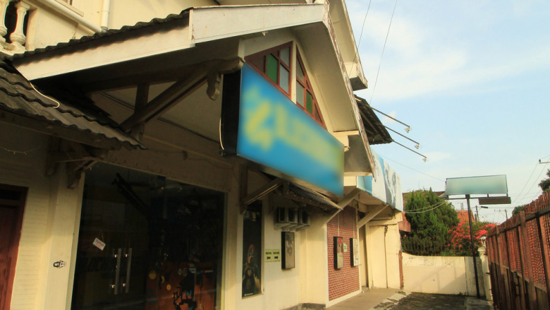 BANGUNAN 2LANTAI DEKAT KAMPUS UNY, DAN JL GEJAYAN, DEPOK, SLEMAN