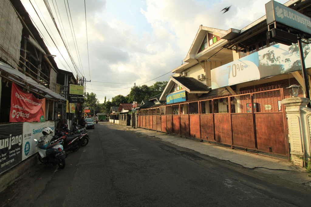 BANGUNAN 2LANTAI DEKAT KAMPUS UNY, DAN JL GEJAYAN, DEPOK, SLEMAN