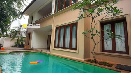 Rumah Megah Dengan Private Swimming Pool Di Cipete