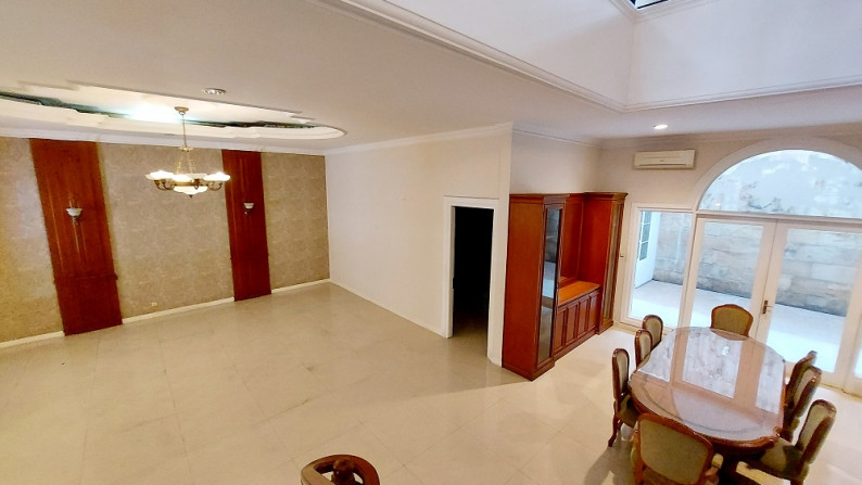 Rumah di Kebayoran Baru, Jakarta Selatan, Lokasi Strategis, Semi Furnished, 6 BR