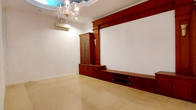 Rumah di Kebayoran Baru, Jakarta Selatan, Lokasi Strategis, Semi Furnished, 6 BR