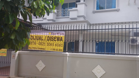 Disewakan Rumah di JL. Taman Gold Perumahan Modernland Tangerang