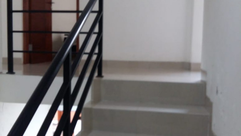 HUNIAN MINIMALIS DENGAN KONSEP TOWN HOUSE DI AWANA, JL MAYJEN SUTOYO