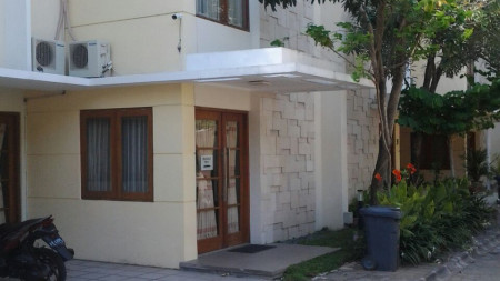 HUNIAN MINIMALIS DENGAN KONSEP TOWN HOUSE DI AWANA, JL MAYJEN SUTOYO