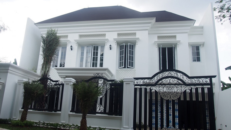 Dijual Rumah Putih Klasik Baru dan Mewah di Pondok Indah