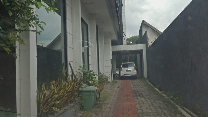 Di sewakan gedung Jl. Raya Darmo