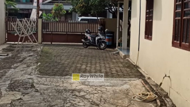 Dijual rumah asri dengan halaman luas Di Cinere