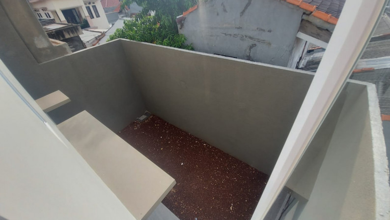 Rumah baru 3 lantai nempel pintu tol Andara