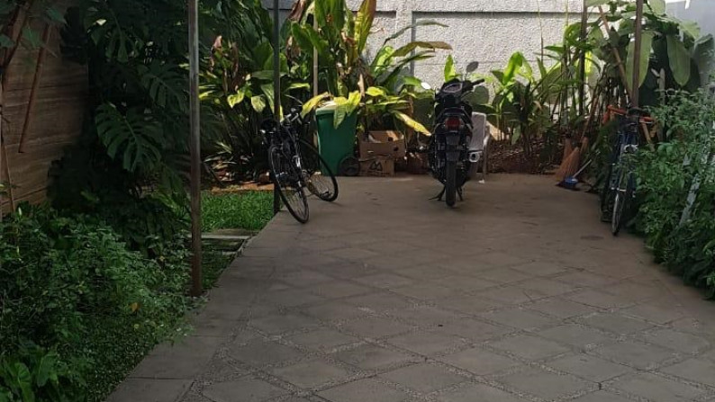 Rumah besar,ada kolam renang di Kemang Jaksel