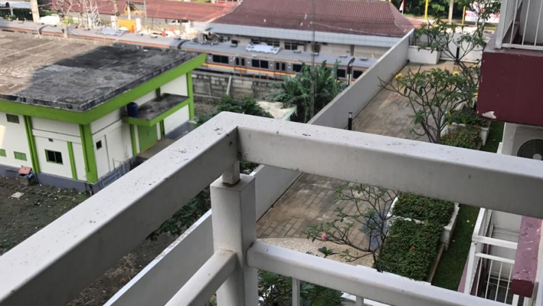 Apartemen pas di depannya stasiun kereta UI di Depok