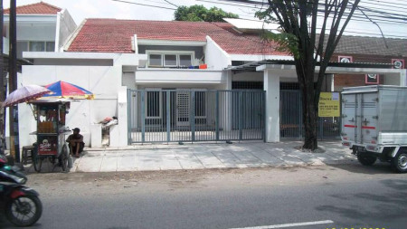 Rumah di Raya Tenggilis, Sudah Renov, Strategis, Nol Jalan Raya, Cocok untuk Kantor/Klinik/Cafe dsb