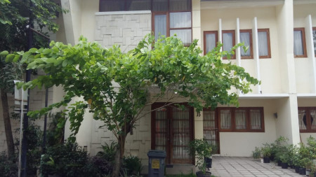 HUNIAN MINIMALIS DENGAN KONSEP TOWN HOUSE DI AWANA, JL MAYJEN SUTOYO