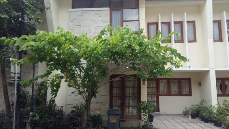 HUNIAN MINIMALIS DENGAN KONSEP TOWN HOUSE DI AWANA, JL MAYJEN SUTOYO