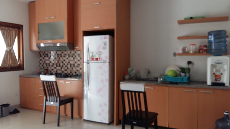 HUNIAN MINIMALIS DENGAN KONSEP TOWN HOUSE DI AWANA, JL MAYJEN SUTOYO
