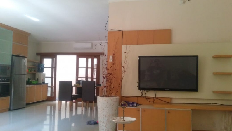 HUNIAN MINIMALIS DENGAN KONSEP TOWN HOUSE DI AWANA, JL MAYJEN SUTOYO