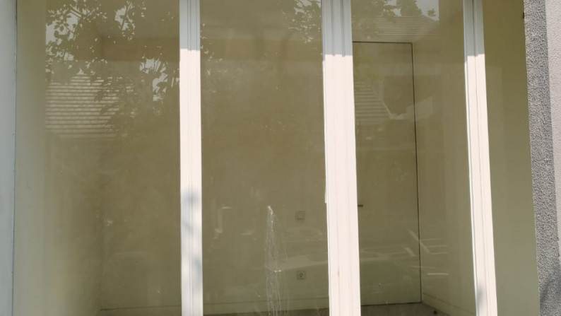 RUMAH DENGAN DESAIN MINIMALIS DALAM PERUMAHAN PREMIUM CITRA GRAND MUTIARA