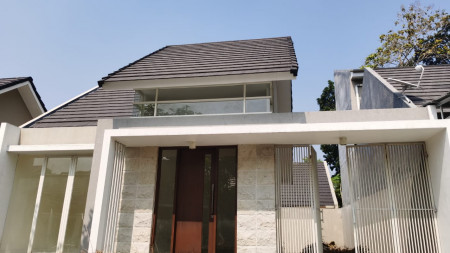 RUMAH DENGAN DESAIN MINIMALIS DALAM PERUMAHAN PREMIUM CITRA GRAND MUTIARA