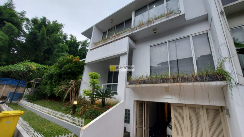 Rumah modern tropis dalam cluster di Jagakarsa