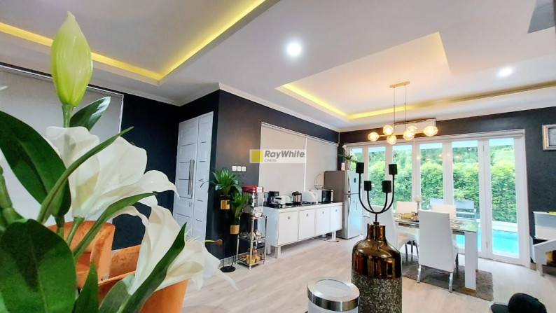 Rumah modern tropis dalam cluster di Jagakarsa