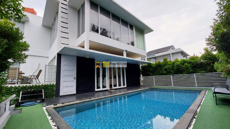 Rumah modern tropis dalam cluster di Jagakarsa